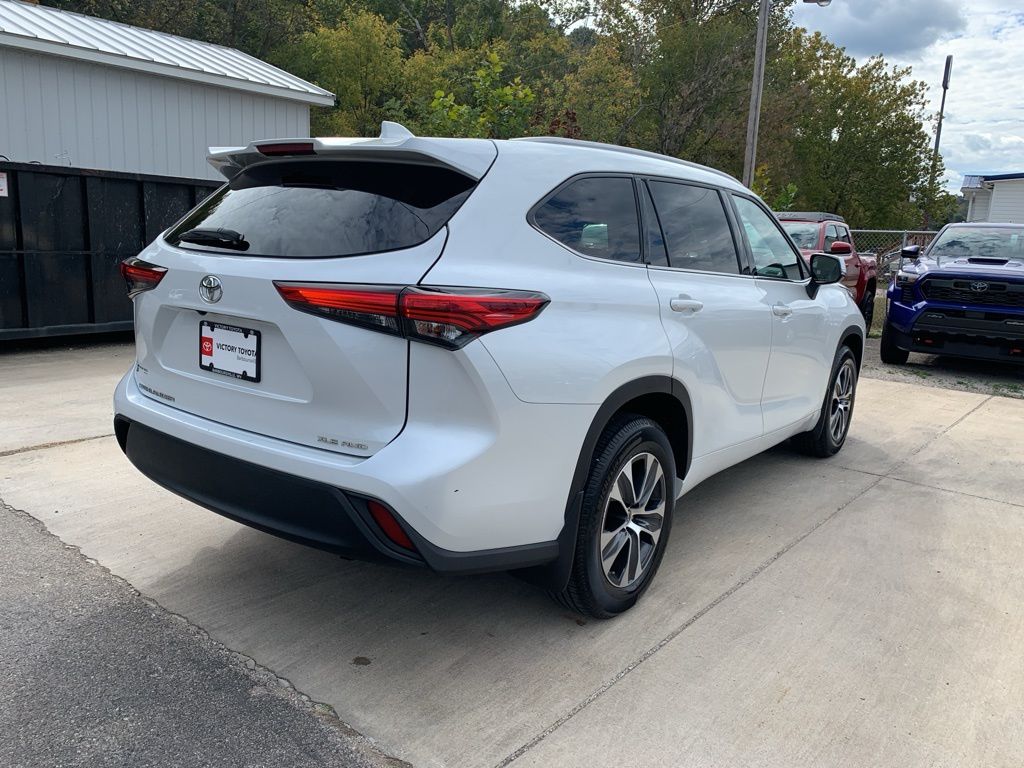 2022 Toyota Highlander XLE photo 3