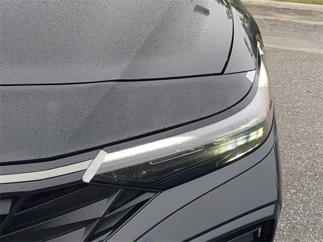 2025 Hyundai Elantra Limited photo 10