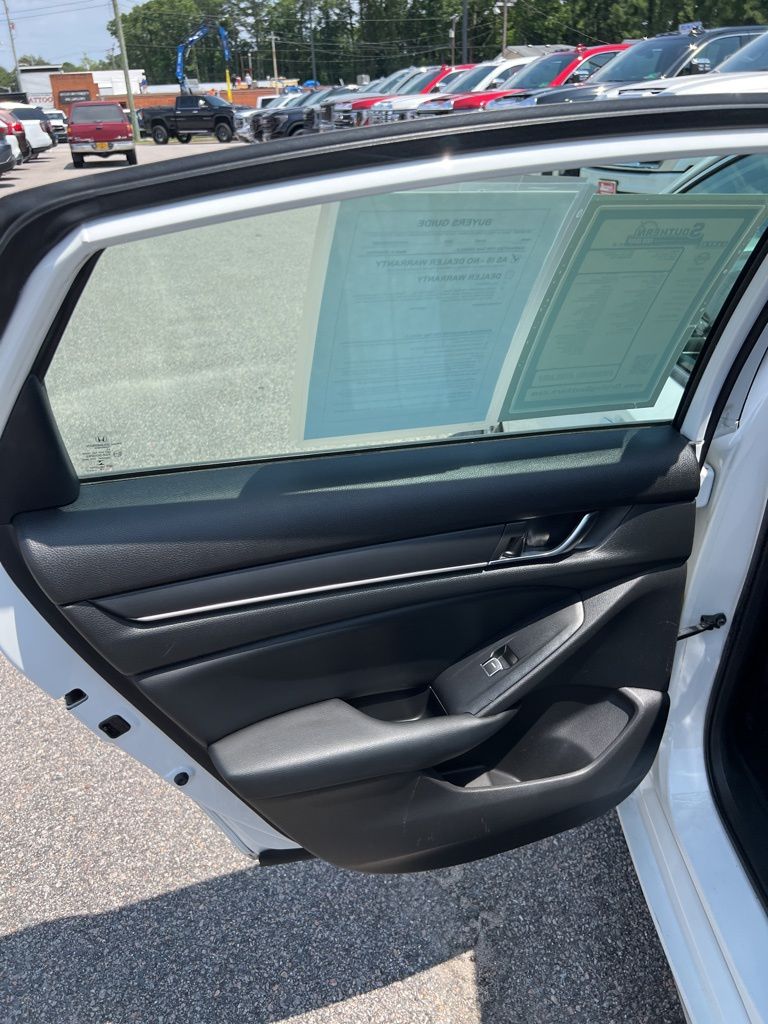 2018 Honda Accord LX 1.5T photo 16