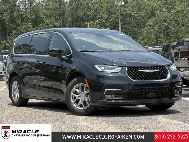 2025 Chrysler Pacifica Select's photo