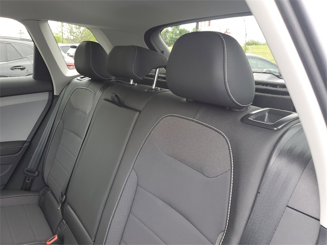 2024 Volkswagen Taos SE photo 4