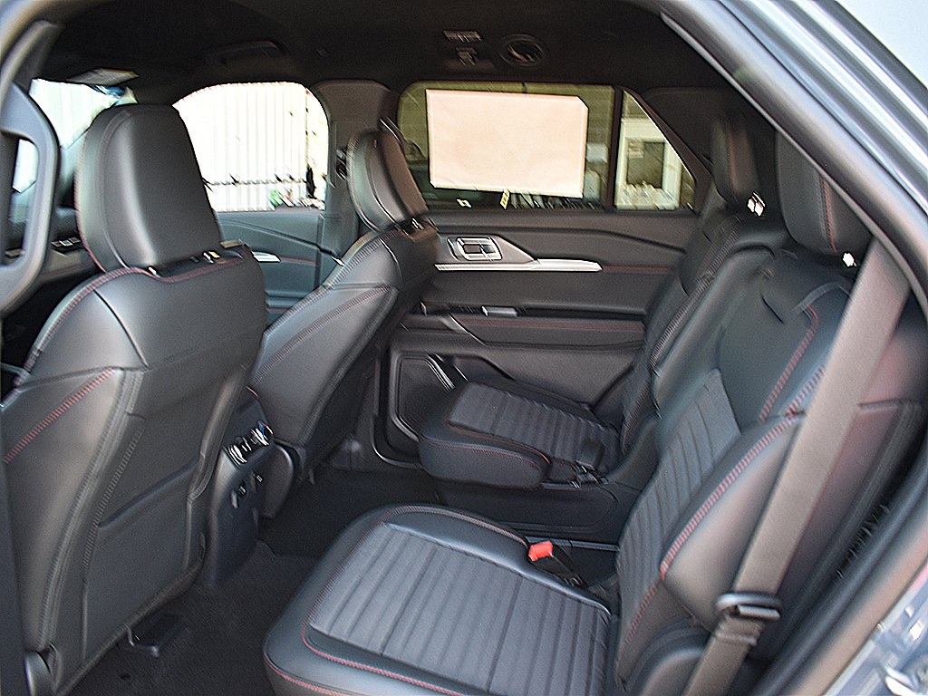 2025 Ford Explorer ST-Line photo 6