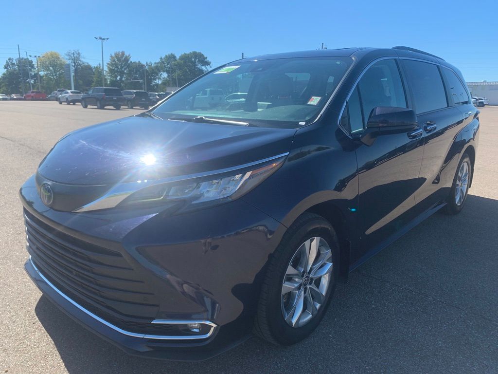 2023 Toyota Sienna XLE photo 3