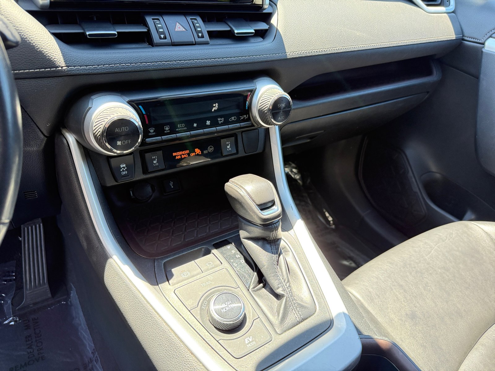 2020 Toyota RAV4 Limited photo 13