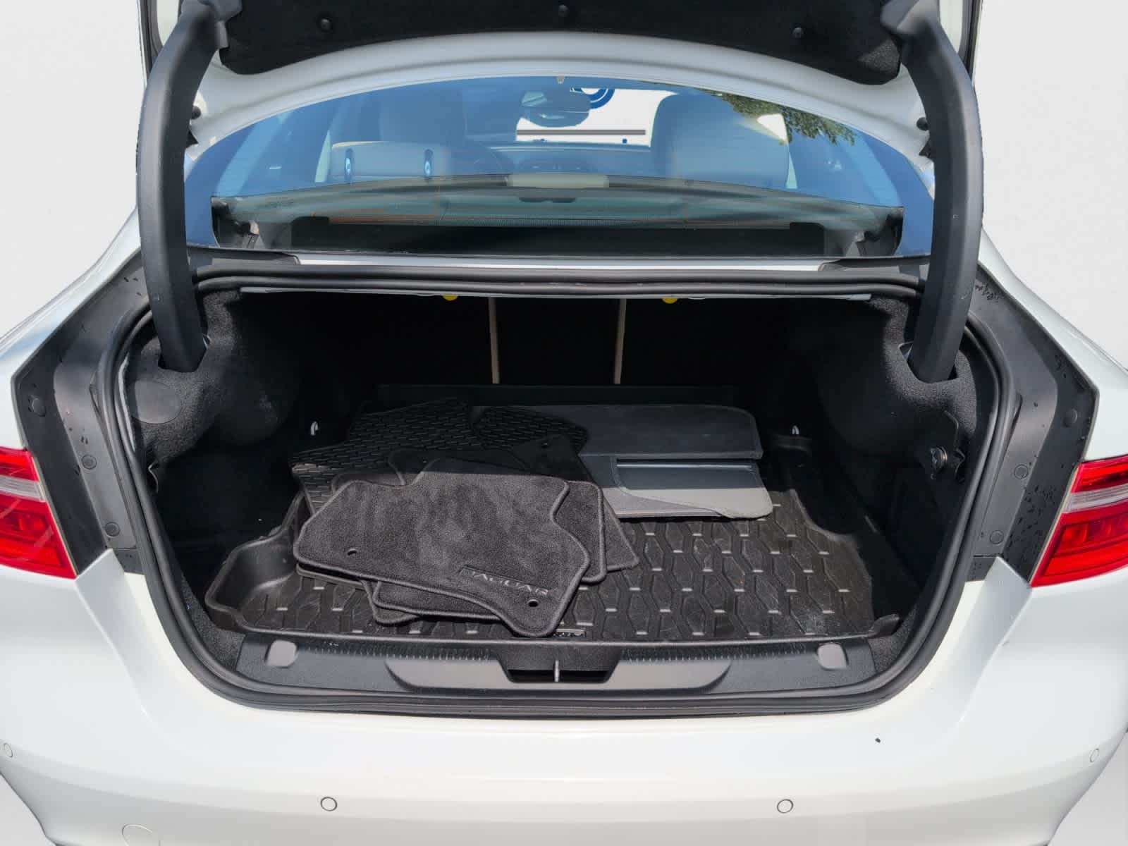 2018 Jaguar XE Prestige photo 19