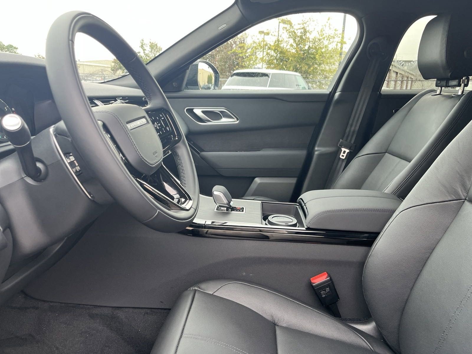 2025 Land Rover Range Rover Velar SE photo 3