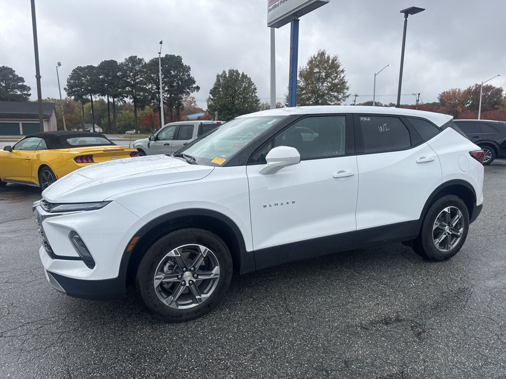 2025 Chevrolet Blazer 2LT photo 2
