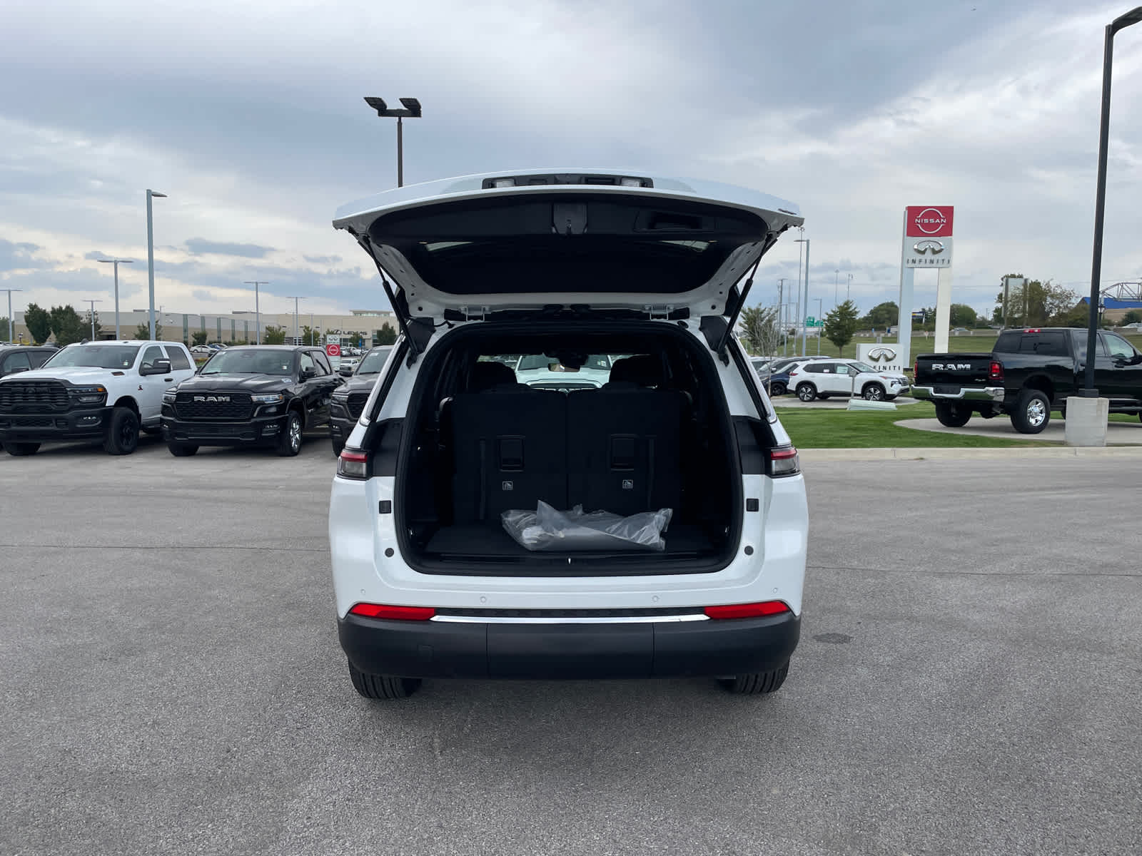 2025 Jeep Grand Cherokee Laredo photo 8
