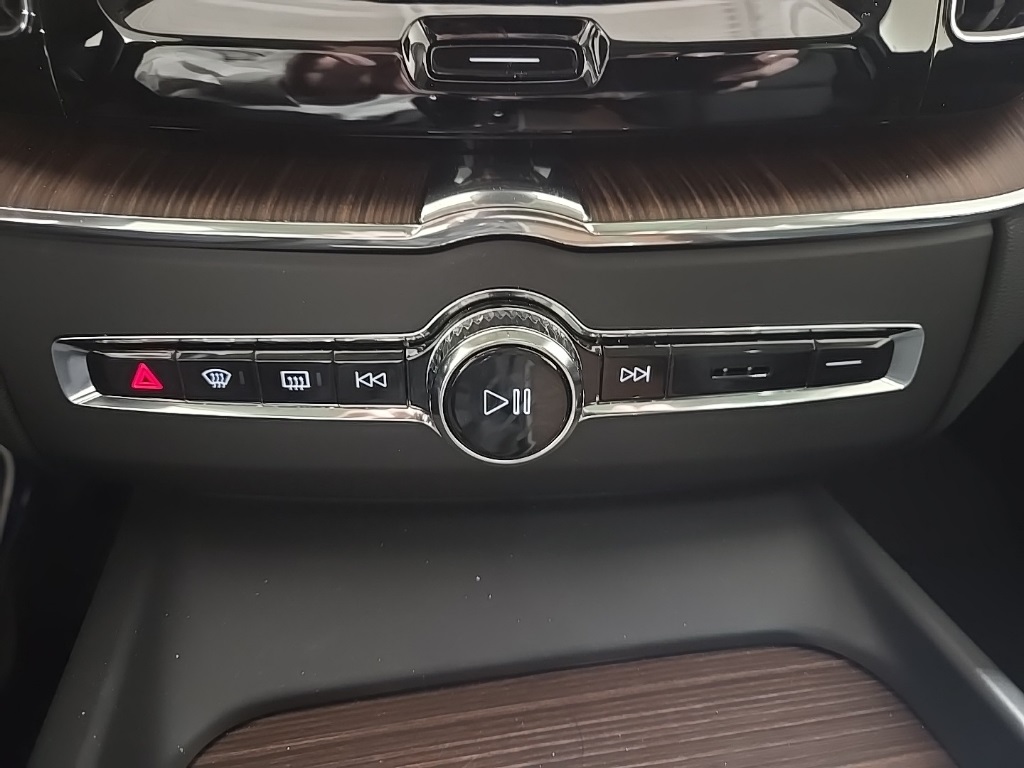 2021 Volvo XC60 T5 Momentum photo 17