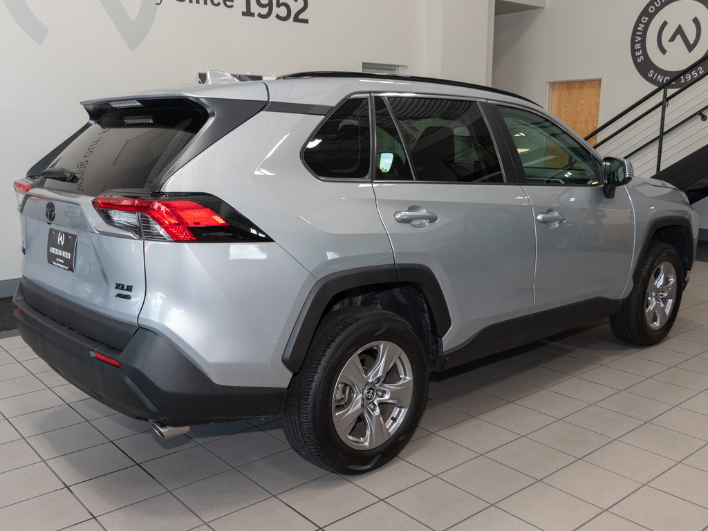 2022 Toyota RAV4 XLE photo 16