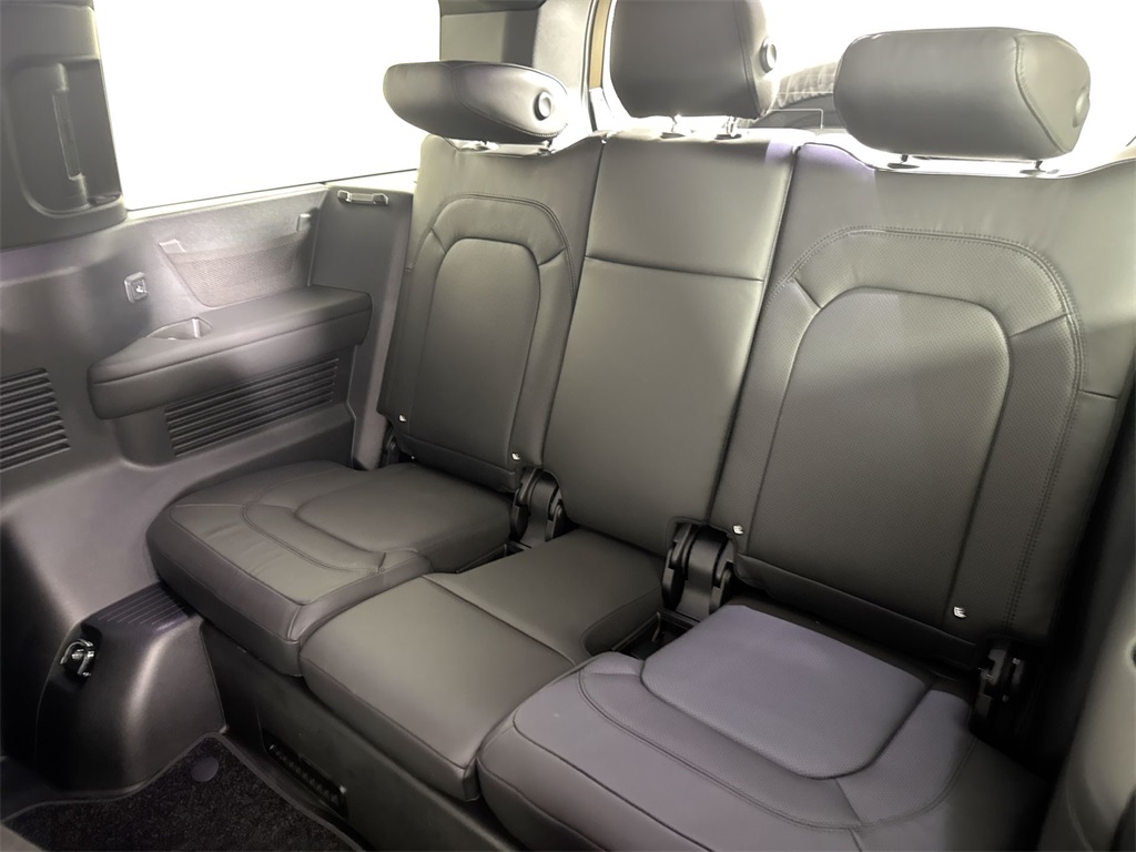 2025 Land Rover Defender 130 X-Dynamic SE photo 19