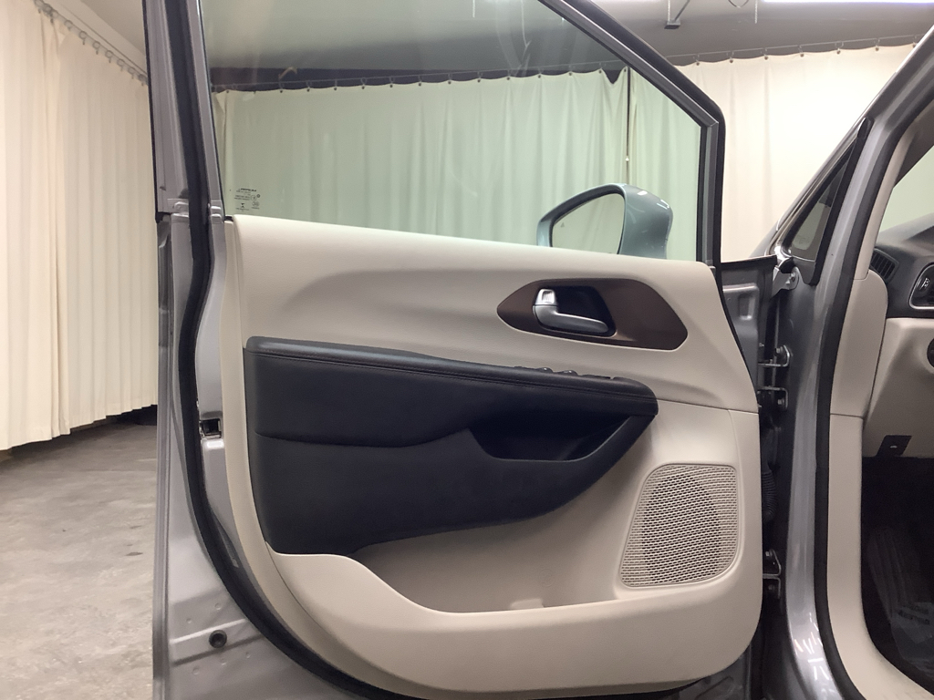 2018 Chrysler Pacifica Touring L photo 12