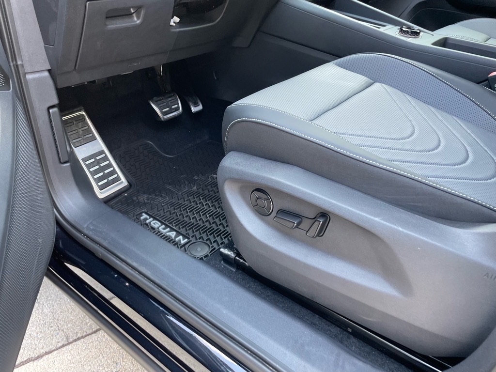 2025 Volkswagen Tiguan SE R-Line Black photo 12