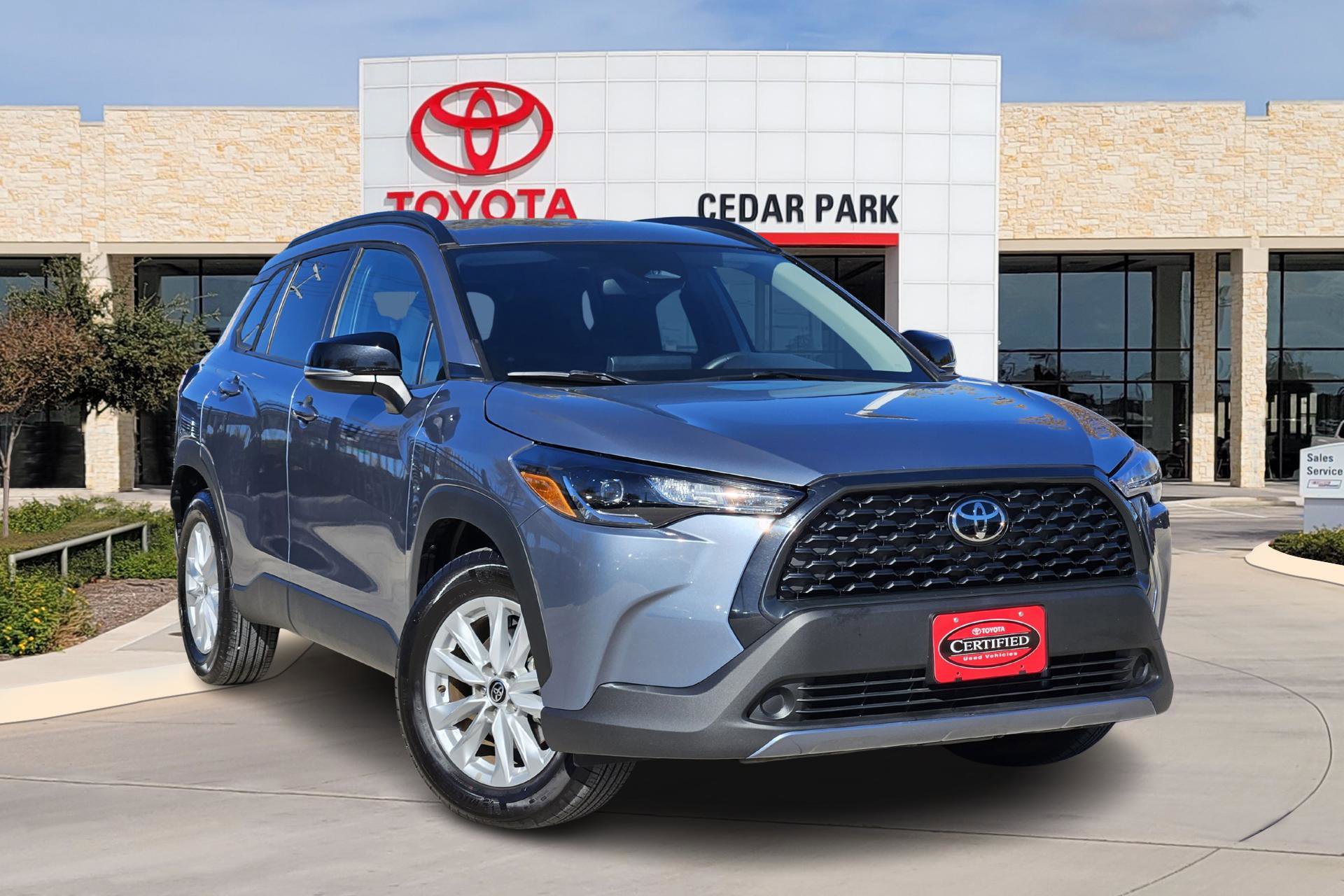 2025 Toyota Corolla Cross LE's photo