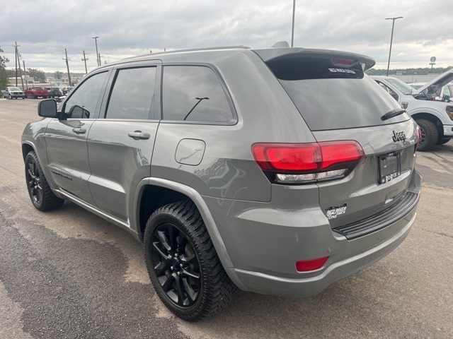 2021 Jeep Grand Cherokee Laredo X photo 2