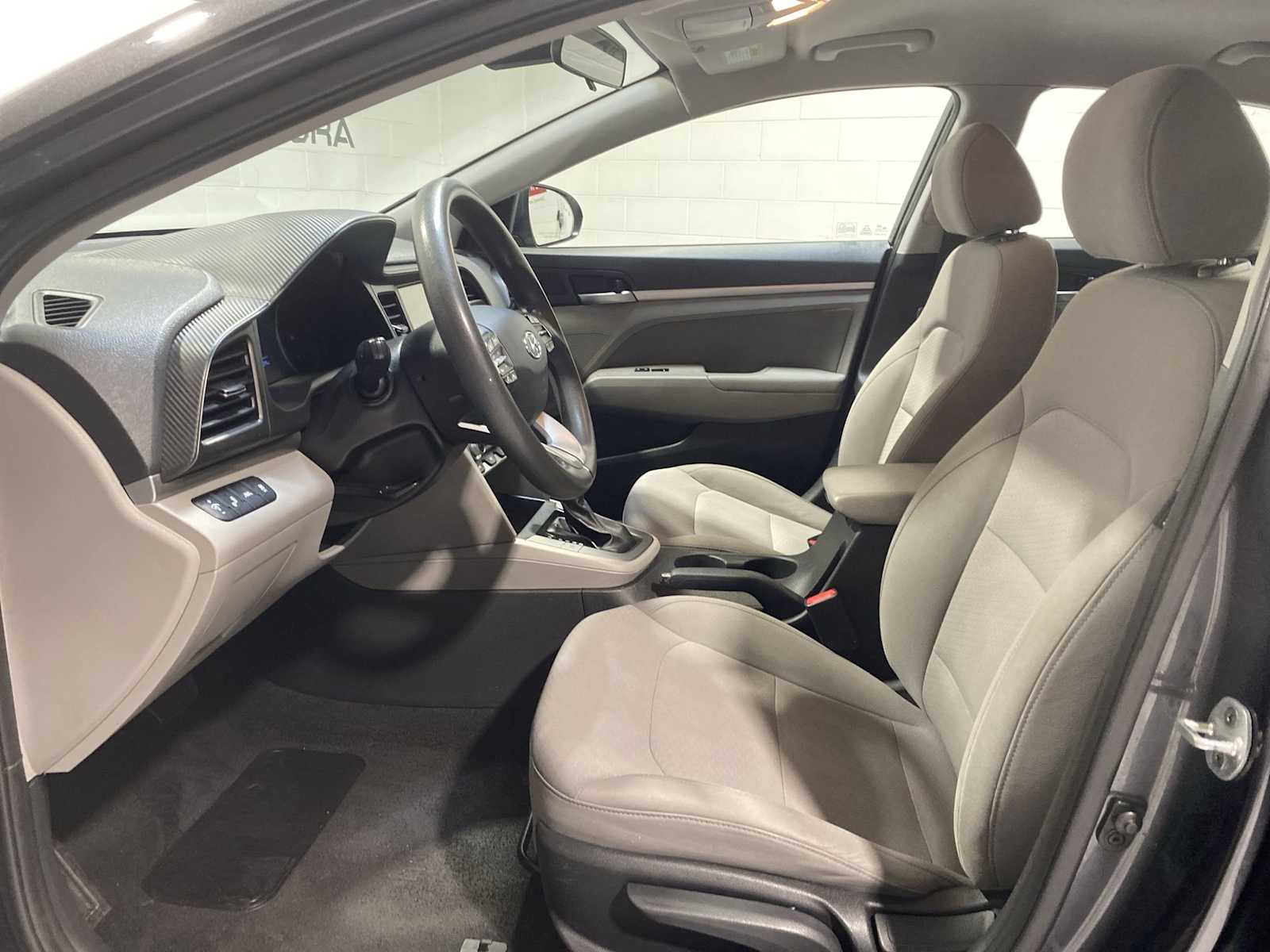2020 Hyundai Elantra SEL photo 2