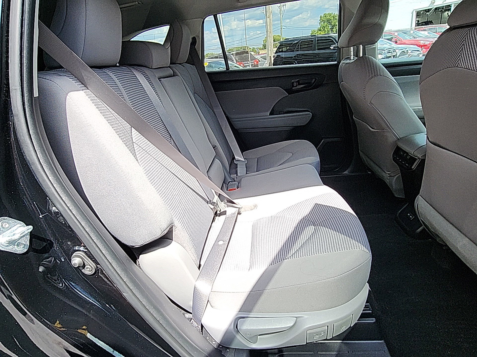 2023 Toyota Highlander L photo 29