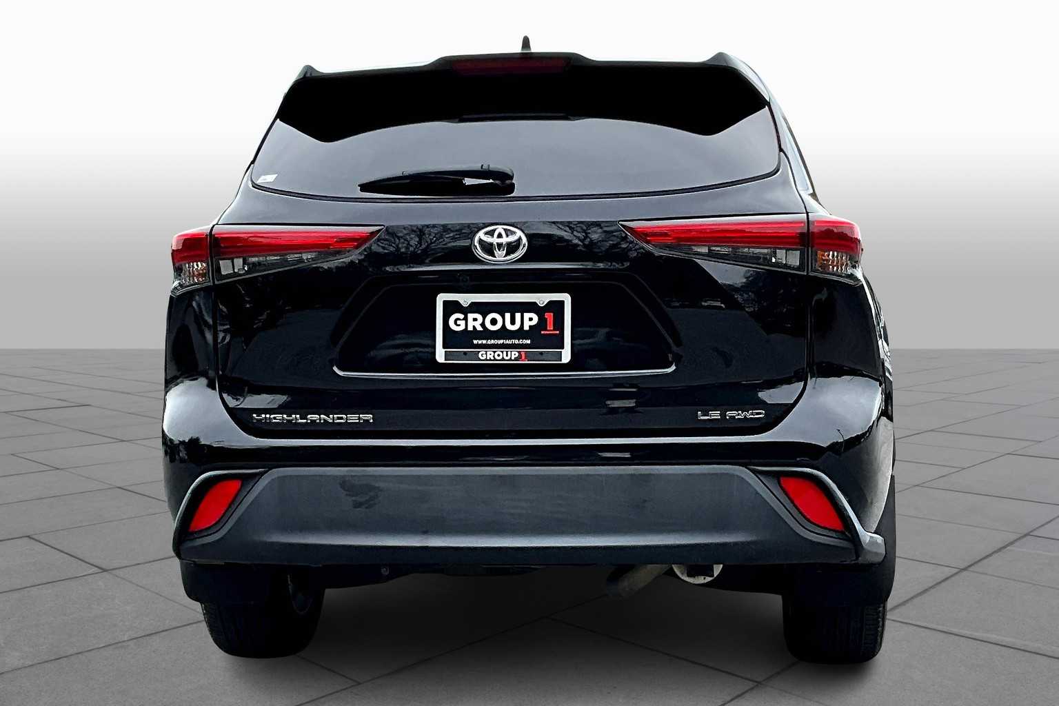 2022 Toyota Highlander LE photo 4