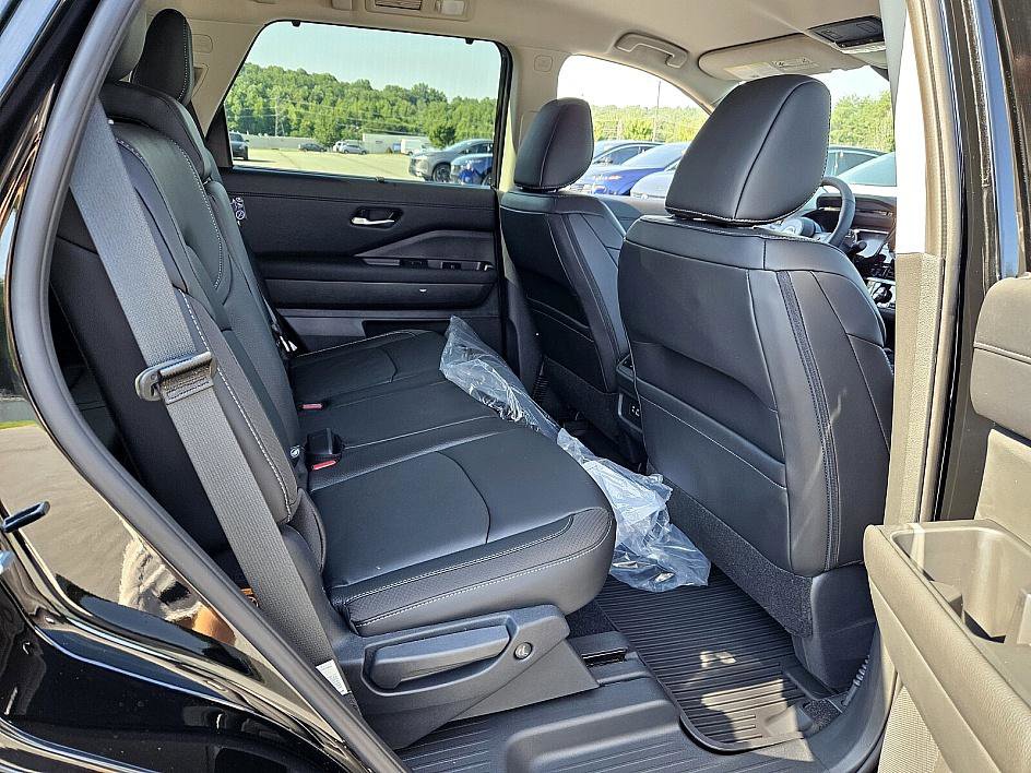 2025 Nissan Pathfinder SL photo 14