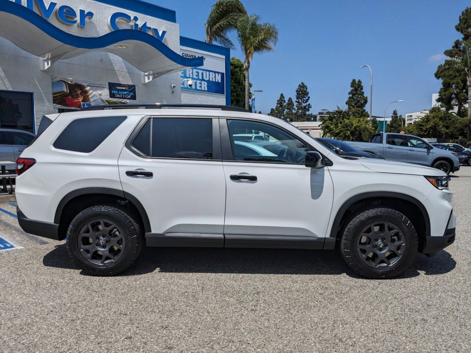 2025 Honda Pilot TrailSport photo 2