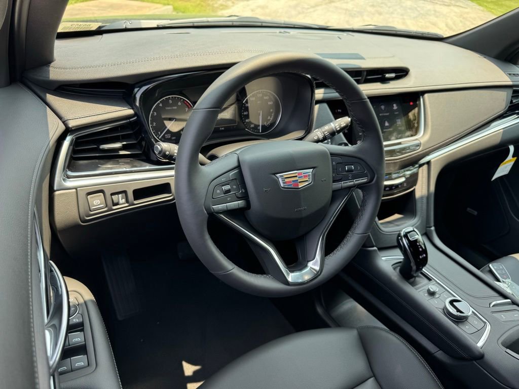 2025 Cadillac XT6 Luxury photo 3