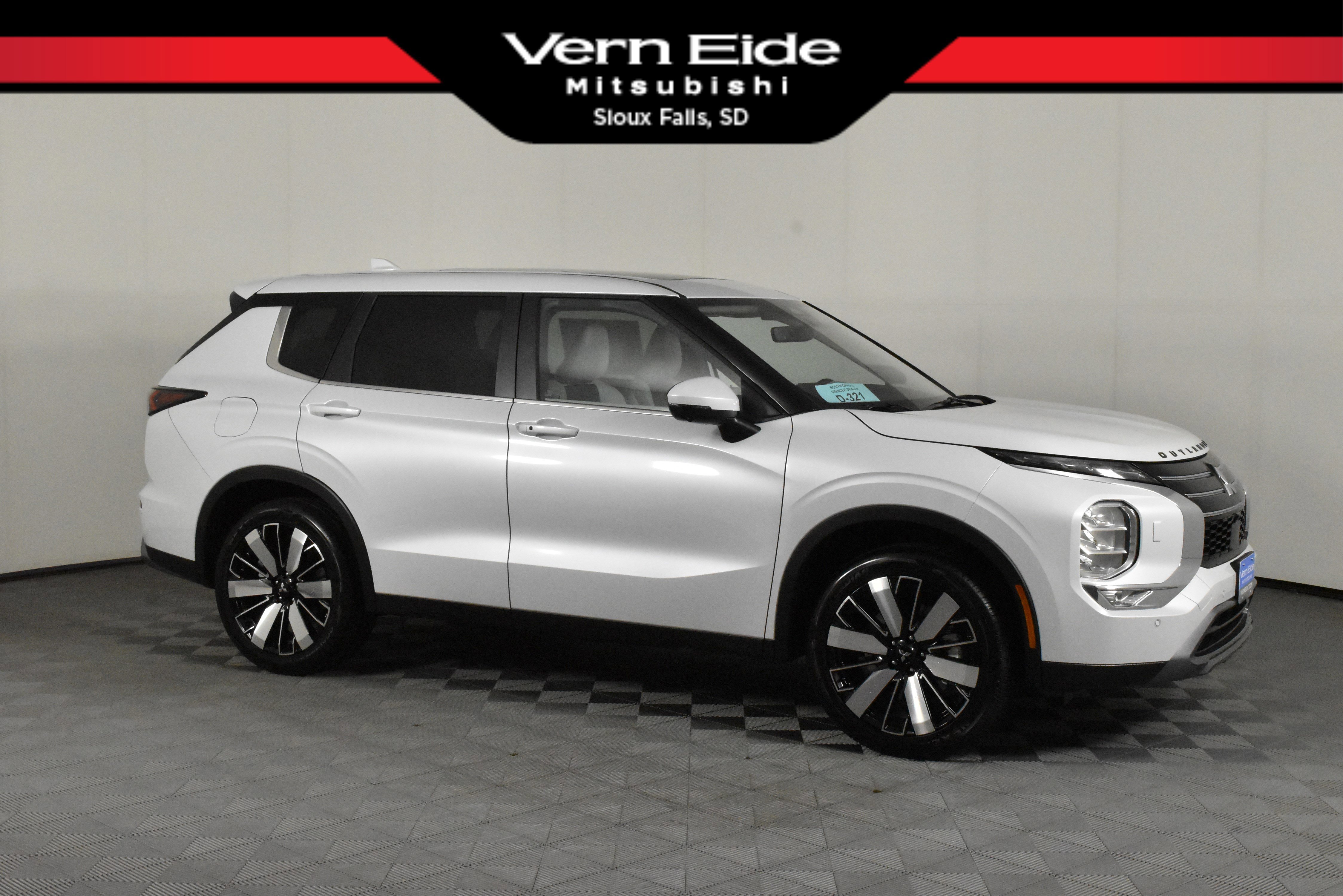 2025 Mitsubishi Outlander SE's photo