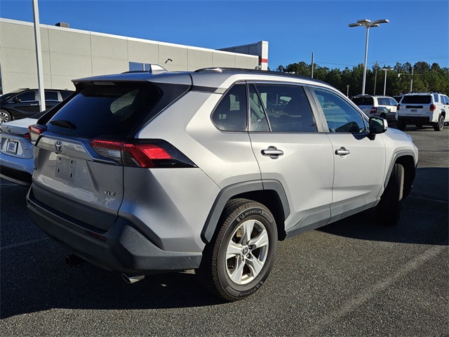 2021 Toyota RAV4 XLE photo 3