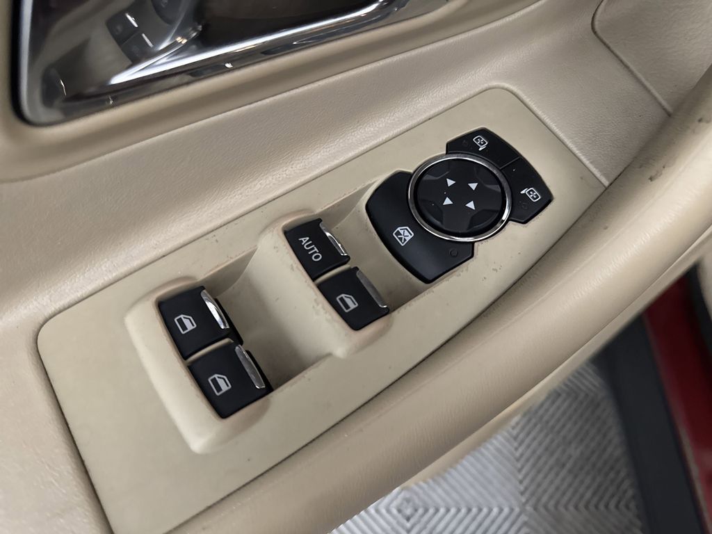 2015 Ford Taurus SEL photo 14
