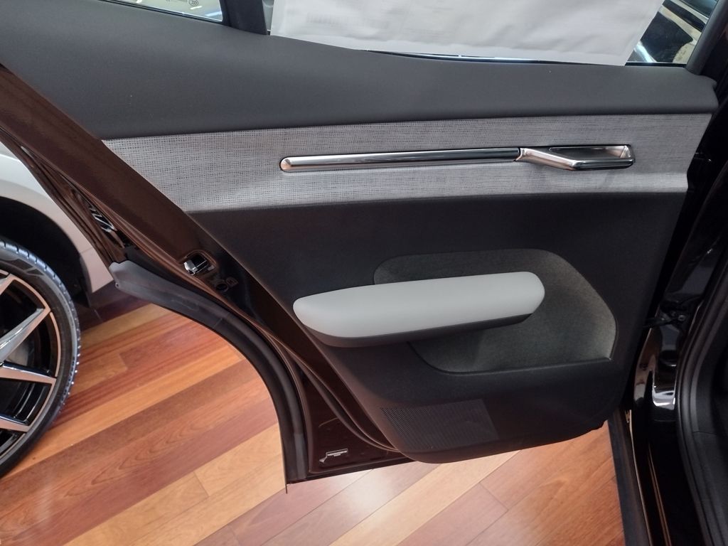 2025 VOLVO EX30 - Image 9