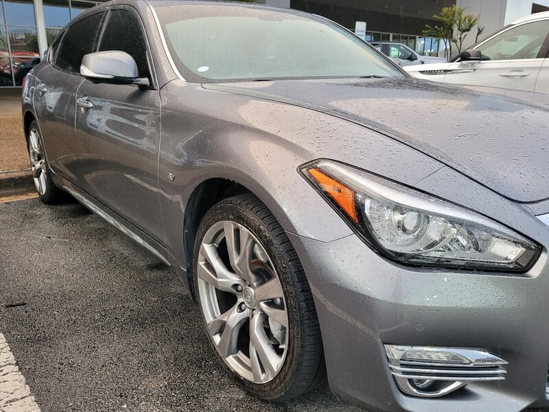 2018 Infiniti Q70 Luxe photo 2