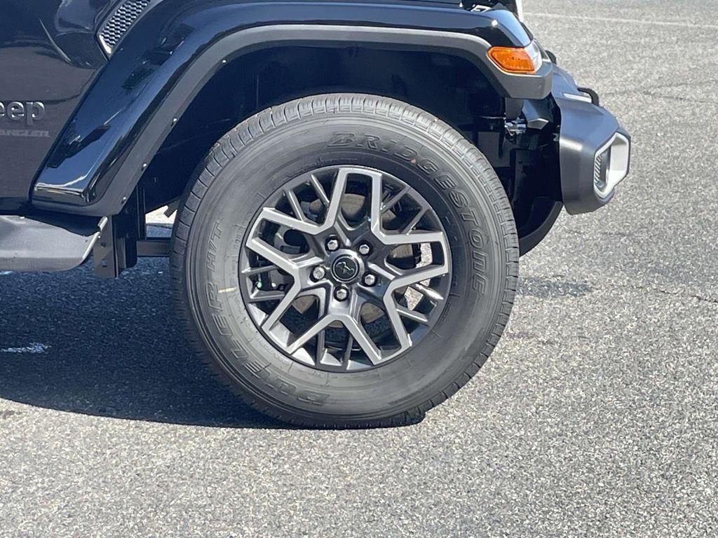 2025 Jeep Wrangler Sahara photo 12