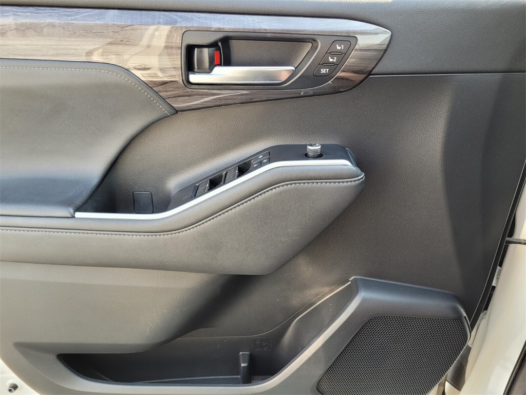 2020 Toyota Highlander Limited photo 24