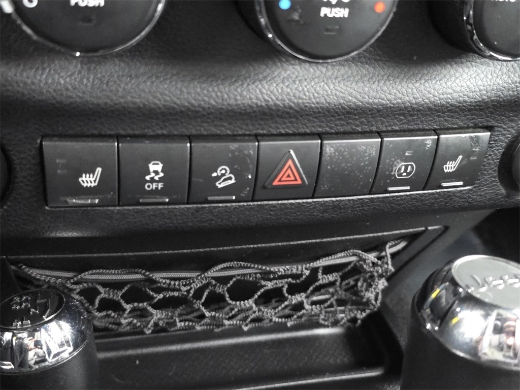 2013 Jeep Wrangler Unlimited Rubicon photo 4