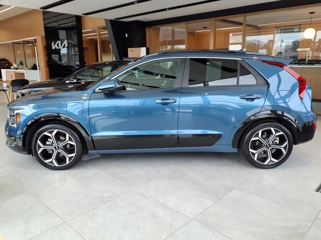 2024 Kia Niro Plug-In Hybrid SX photo 3