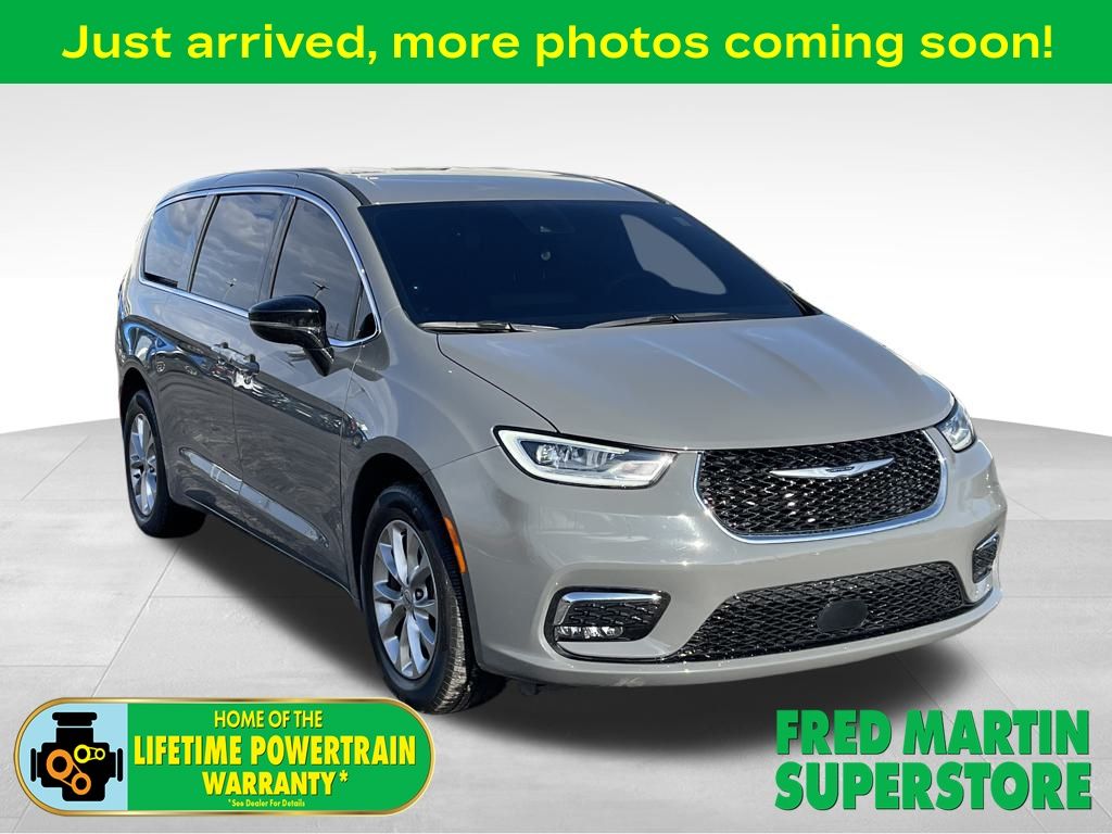 2025 Chrysler Pacifica Select's photo