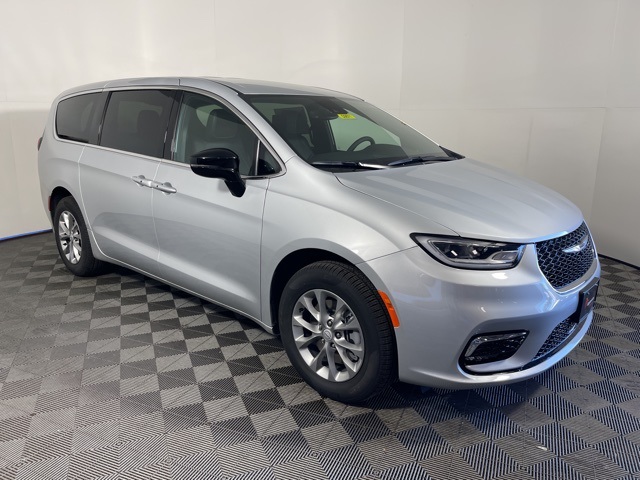 2026 Chrysler Pacifica Select's photo