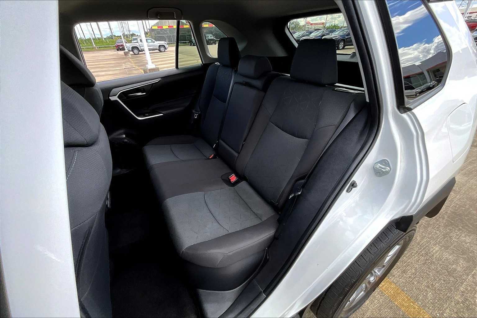 2024 Toyota RAV4 Hybrid XLE photo 10