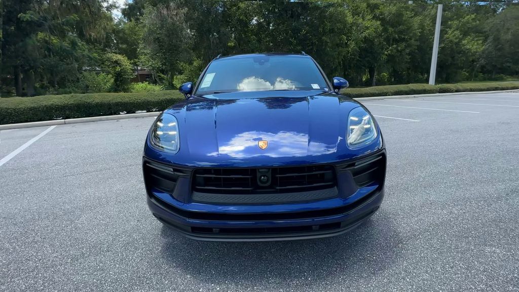 2025 Porsche Macan Base photo 3