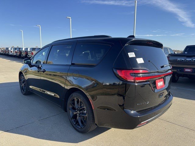 2026 Chrysler Pacifica Limited photo 4