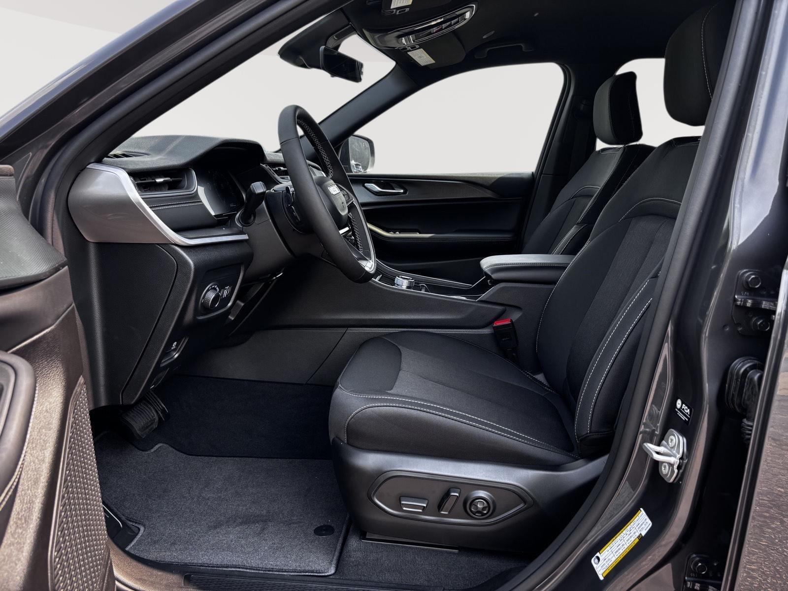 2025 Jeep Grand Cherokee Laredo photo 10