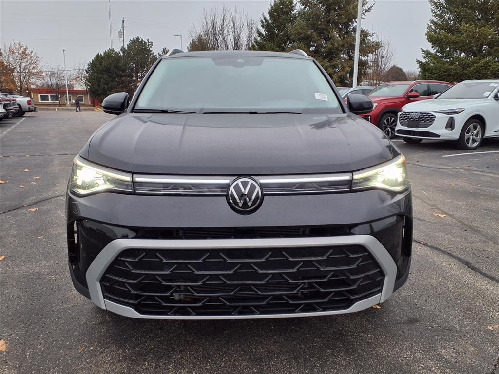 2025 Volkswagen Taos SEL photo 2