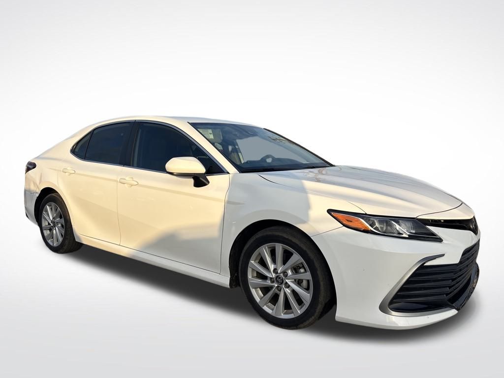 2022 Toyota Camry LE's photo