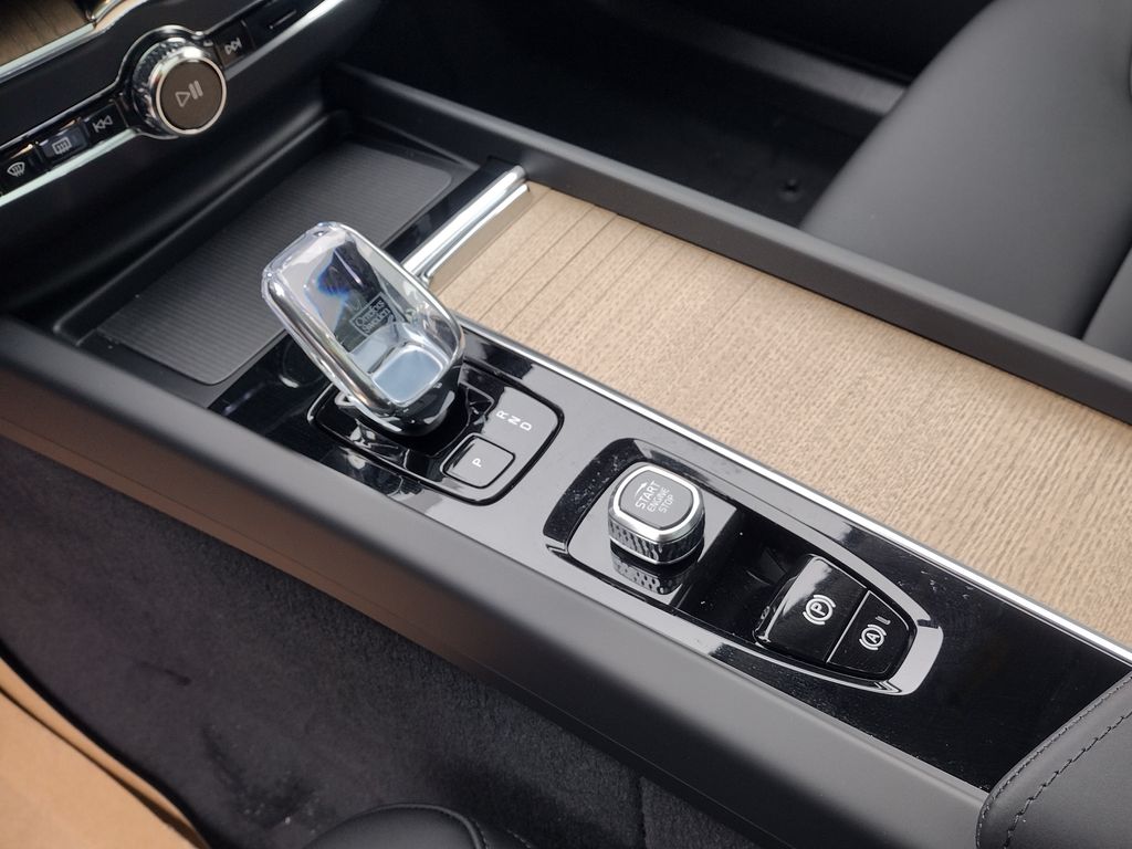 2026 VOLVO XC60 - Image 15