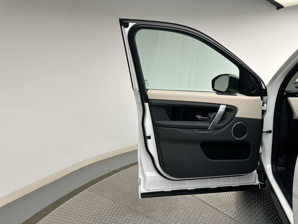 2025 Land Rover Discovery Sport S photo 8