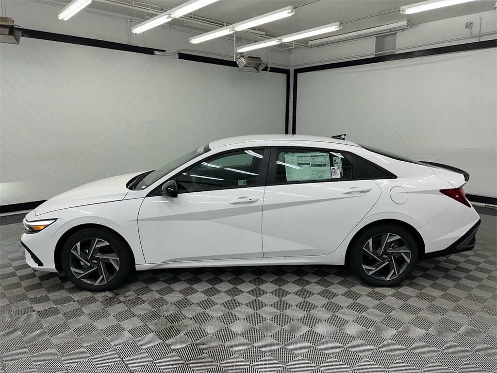2025 Hyundai Elantra SEL Sport photo 2