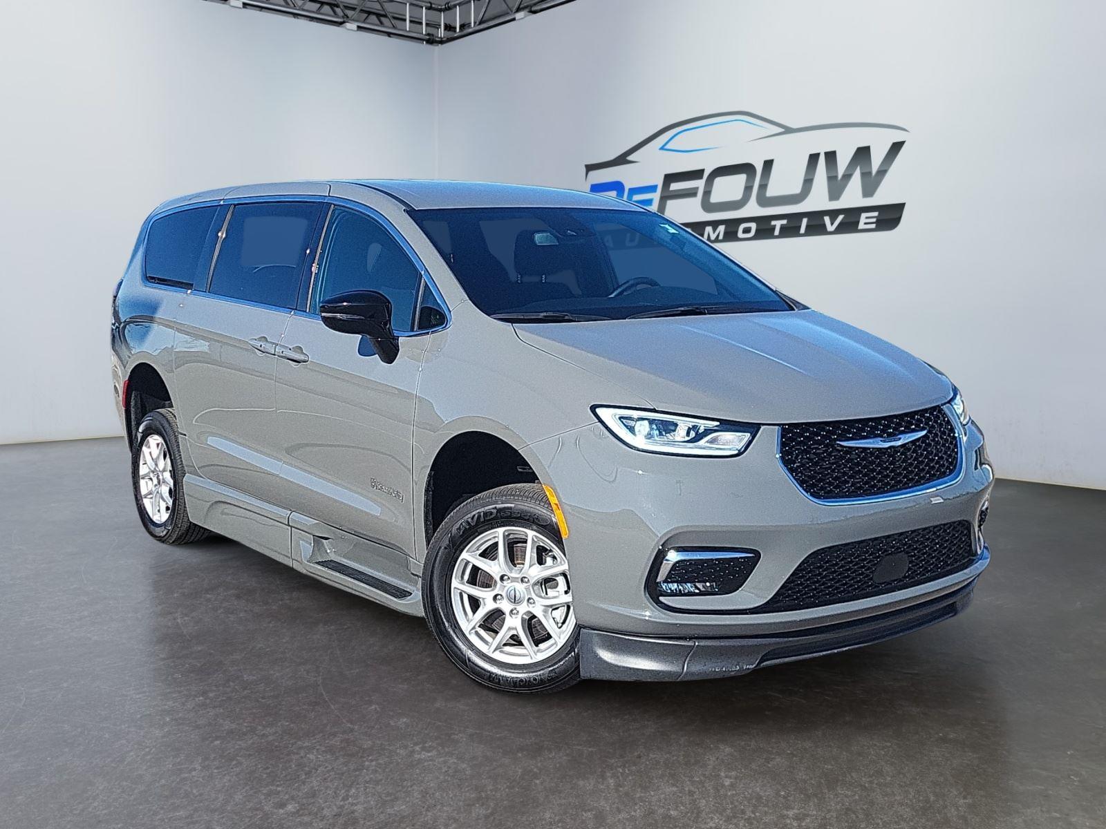 2024 Chrysler Pacifica Touring