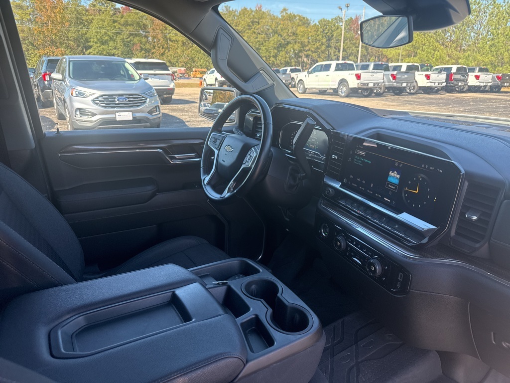 2024 Chevrolet Silverado 1500 LT photo 3
