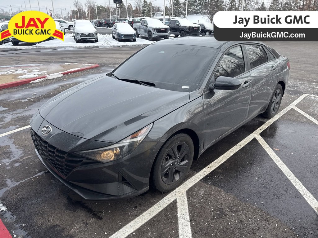 2022 Hyundai Elantra SEL photo 3