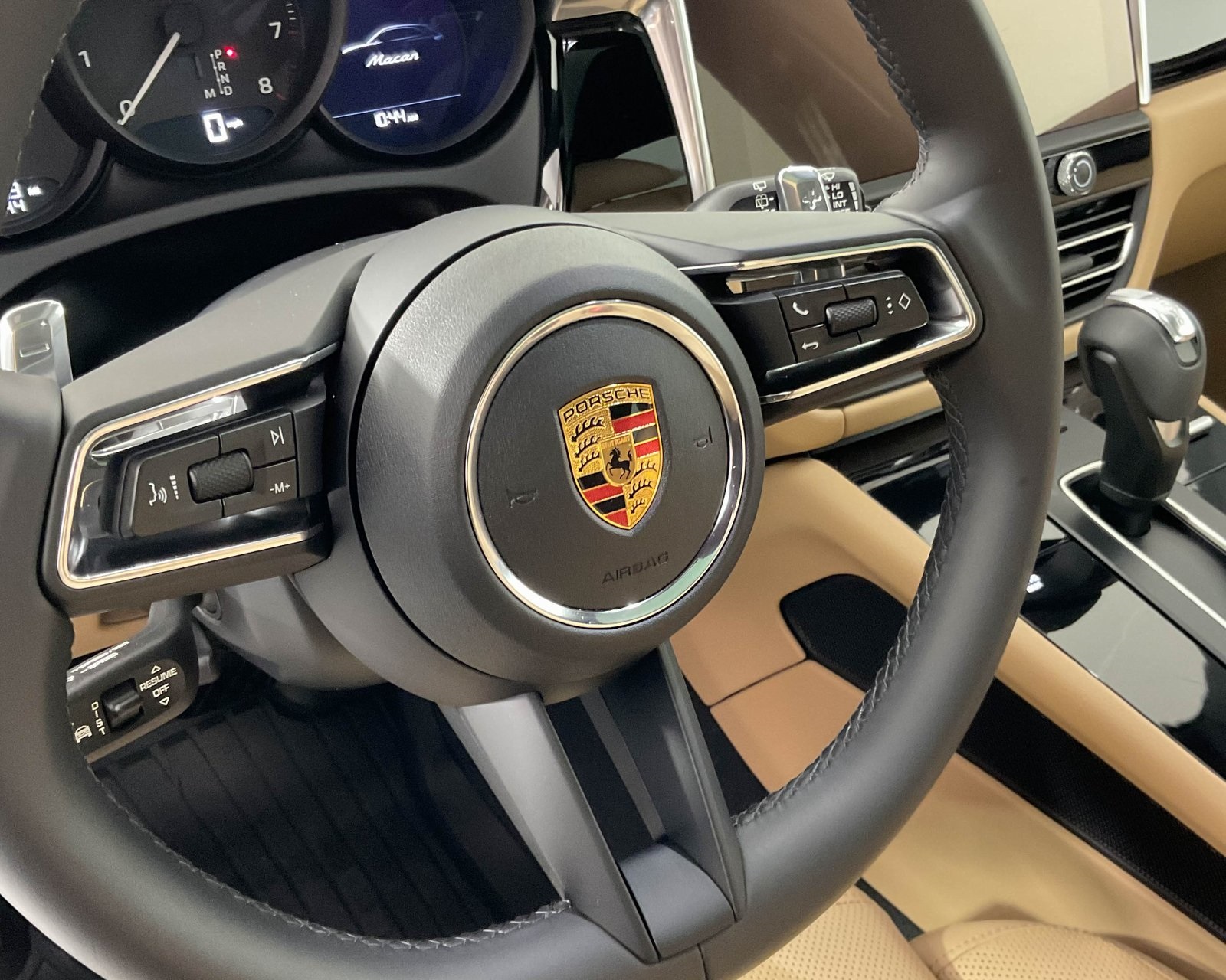 2024 Porsche Macan T photo 16