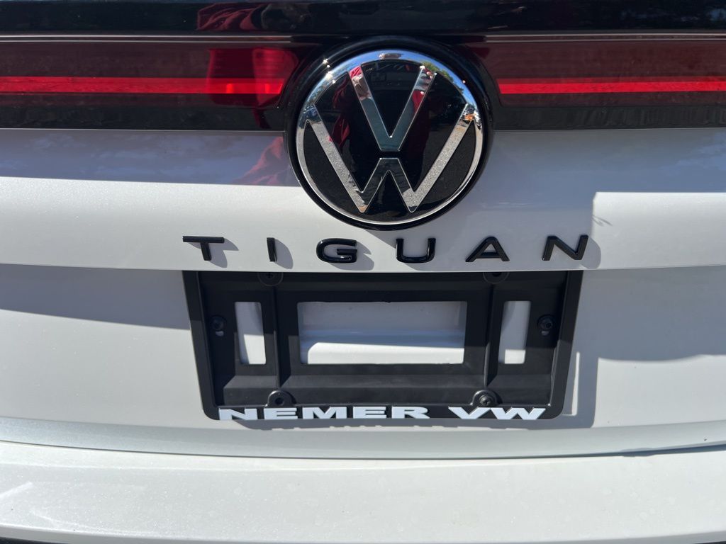 2025 Volkswagen Tiguan SE R-Line Black photo 8